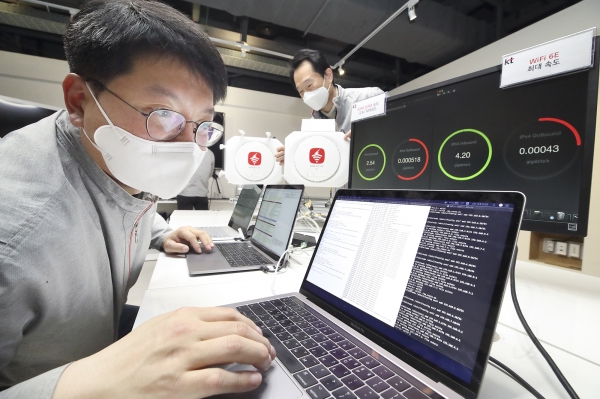 서울 서초구 KT연구개발센터에서 KT 연구원들이 차세대 와이파이 무선 공유기로 와이파이 6E 기술을 테스트하고 있다. ⓒKT