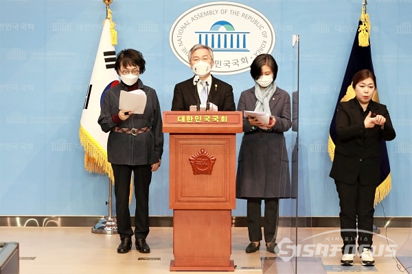 열린민주당 최강욱 의원, 김진애 의원, 강민정 의원이 기자회견을 하고 있다. [사진 / 오훈 기자]