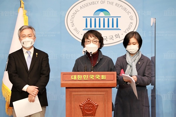 열린민주당 최강욱 의원, 김진애 의원, 강민정 의원이 기자회견을 하고 있다. [사진 / 오훈 기자]