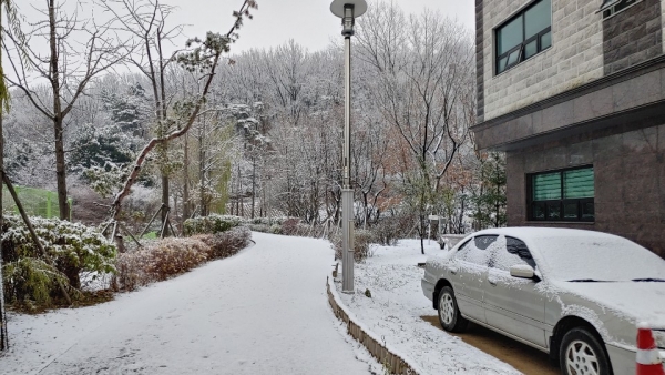 서울지역에 지난밤 내린 눈이 쌓인 소공원 산책로(사진/정유진기자)