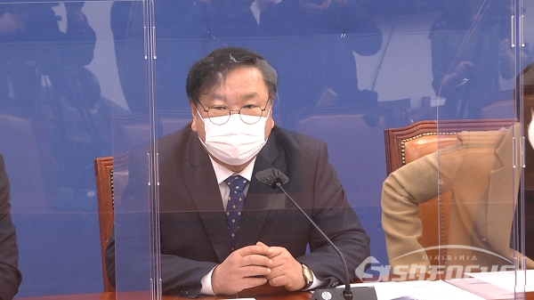 김태년 원내대표가 15일 오전 국회에서 열린 원내대책회의에서 발언하고 있다. 사진 / 공민식 기자