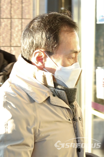 류혁 법무부 감찰관이 법무부로 들어서고 있다.