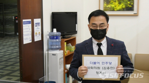 국민의힘 최형두 원내대변인이 16일 오후 더불어민주당 김용민 의원의 징계안을 제출하기 위해 의안과에 들어서고 있다. 사진 / 권민구 기자