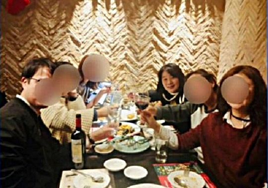 지인들과 와인잔을 기울이고 있는 윤미향 더불어민주당 의원의 모습. 사진 / ⓒ윤미향 인스타그램 캡처