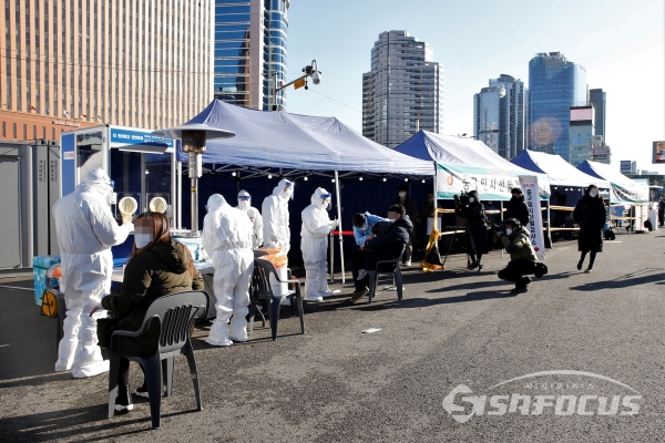 서울역광장에 설치된 임시선별진료소 [사진 / 오훈 기자]