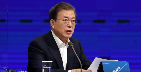 문재인 대통령이 17일 서울 중구 대한상공회의소에서 열린 ‘2021년 경제정책방향 보고’에 참석해 모두발언을 하고 있다 / ⓒ뉴시스