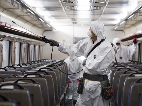 코레일 방역 인력이 무궁화호 열차 내부를 소독하고 있다. ⓒ코레일