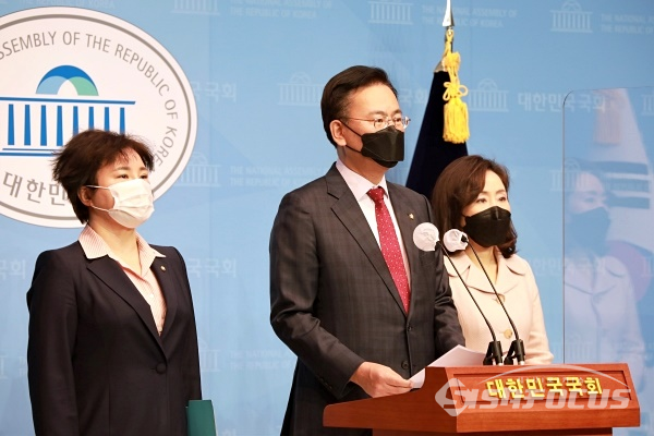 국민의힘 유상범 의원, 조수진 의원, 전주혜 의원이 기자회견을 하고 있다. [사진 / 오훈 기자]