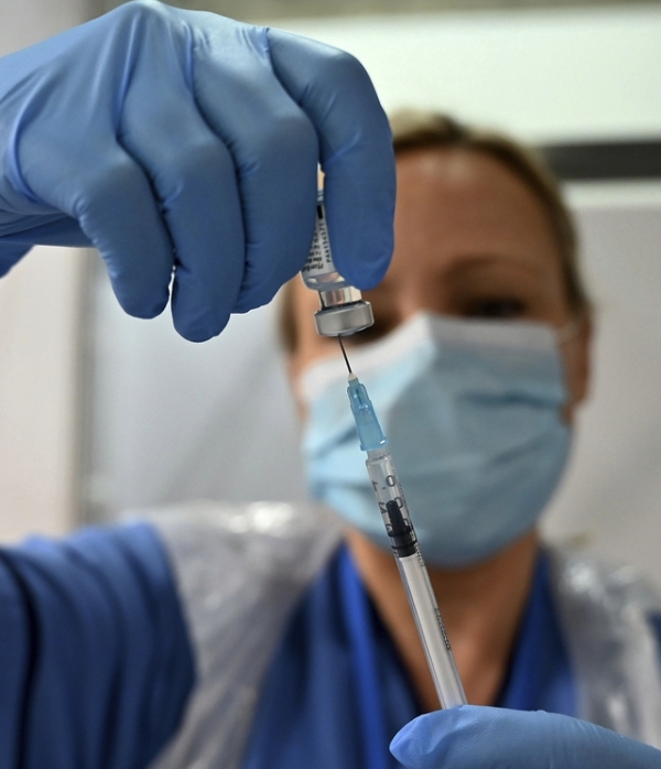 영국 전역에서 화이자-비오엔테크의 코로나 19 백신 접종이 시작된 지난 8일 스코틀랜드 도시의 루이자 조던 병원서 한 간호사가 주사기로 백신을 약병에서 빼내 접종할 준비를 하고 있다.
