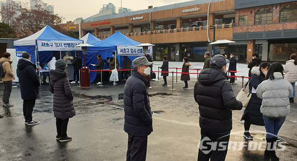 고속버스터미널에 마련된 코로나19 임시 선별검사소에서 시민들이 줄을 서서 검사를 받는 광경.  사진/강종민 기자