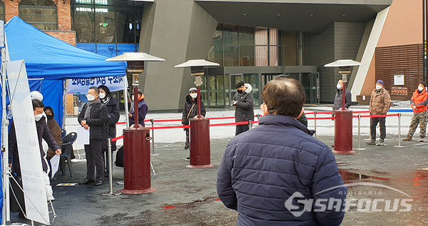 임시 선별검사소에서 시민들이 코로나19 검사를 받기 위해 줄을 서있는 모습.  사진/강종민 기자