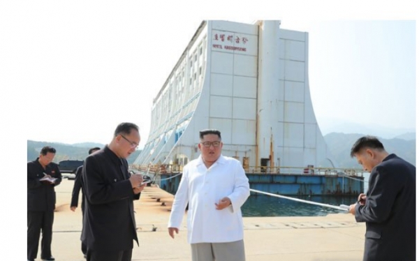 북한 김정은 국무위원장이 금강산관광지구를 시찰하고 있다.(사진/뉴시스)