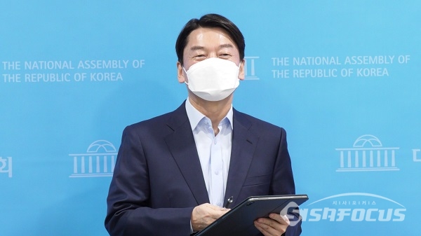 안철수 국민의당 대표가 20일 국회 소통관에서 서울시장 보궐선거 출마 기자회견 후 기자들의 질의에 웃으며 답하고 있다. 사진 / 권민구 기자