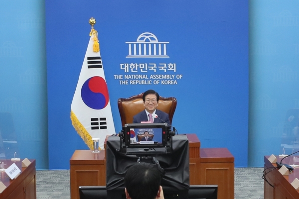 박병석 국회의장이 21일 오후 국회 화상회의실에서 열린 리잔수 중국 전인대 상무위원장 화상 회담에서 발언하고 있다. ⓒ국회