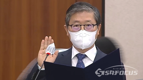 변창흠 국토교통부 장관 후보자가 23일 서울 여의도 국회에서 열린 인사청문회에 출석해 선서를 하고 있다. 사진 / 시사포커스TV