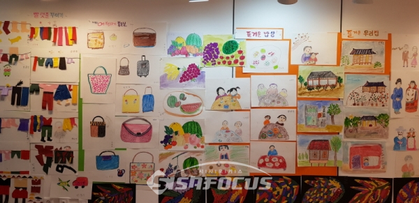 전남 순천 서문안내소 갤러리에서 전시 중인 '할머니들의 그림일기 작품들. 사진=양준석 기자