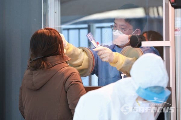 시민들이 서울시청 앞에 마련된 선별진료소에서 코로나19 검사를 받고 있다. [사진 / 오훈 기자]