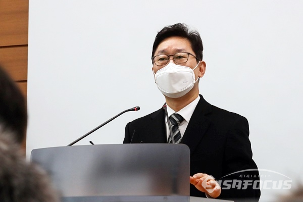 박범계 법무부 장관 후보자가 취재진의 질문에 답변하고 있다.