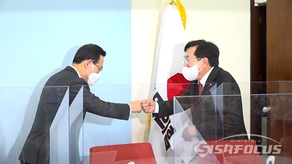 주호영 원내대표(왼쪽)와 김기문 중소기업중앙회 회장(오른쪽)이 주먹인사를 나누고 있다.