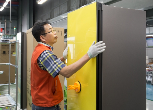 광주광역시 광산구에 위치한 삼성전자 광주사업장에서 직원들이 ‘비스포크 냉장고’를 생산하고 있다. ⓒ삼성전자
