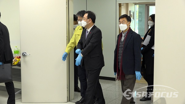 국민의힘 주호영 원내대표가 6일 코로나19 집단 감염이 발생한 서울 송파구에 위치한 동부구치소를 방문해 이동하고 있다. 사진 / 공민식 기자