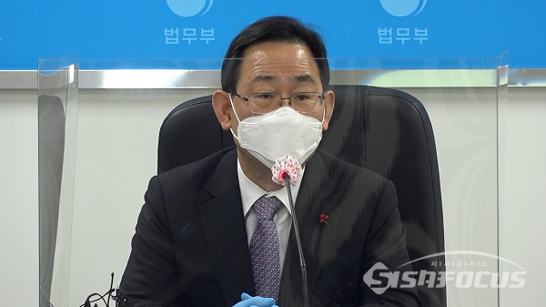 국민의힘 주호영 원내대표가 6일 코로나19 집단 감염이 발생한 서울 송파구에 위치한 동부구치소를 방문해 발언하고 있다. 사진 / 공민식 기자