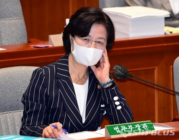 추미애 법무부 장관은 서울동부구치소의 코로나19 집단감염 사태와 관련해 "할 수 있는 적절한 조치를 했다"고 주장했다.ⓒ시사포커스DB