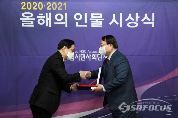 박수영 의원이 좋은 정치인상을 수상하고 있다.