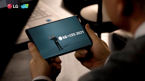 LG전자가 11일 오후 10시 온라인으로 열린 세계최대 IT전시회 소비자가전쇼(CES) 2021 LG 프레스 콘퍼런스에서 차세대 전략 스마트폰 'LG롤러블'의 구동 모습을  공개했다. ⓒLG전자