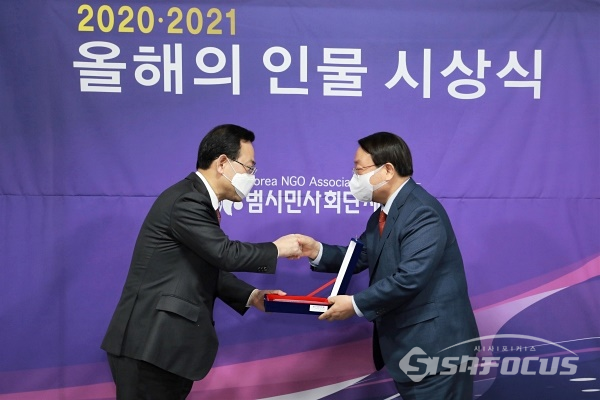 주호영 원내대표가 좋은 정치인상을 수상하고 있다.