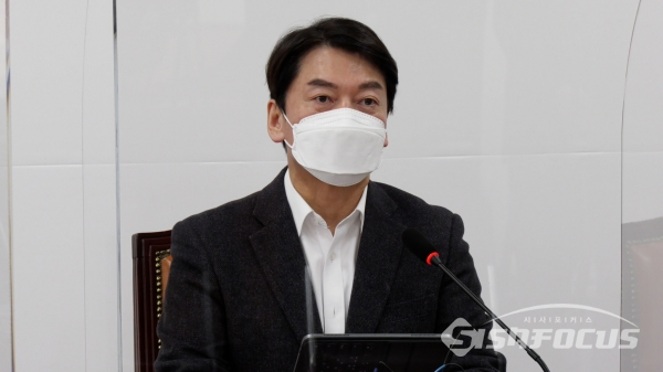 오는 4월 서울시장 출마를 선언한 안철수 국민의당 대표가 지난 11일 지난해 서해상에서 북한군에 의해 피격된 해양수산부 공무원의 유가족을 만나 