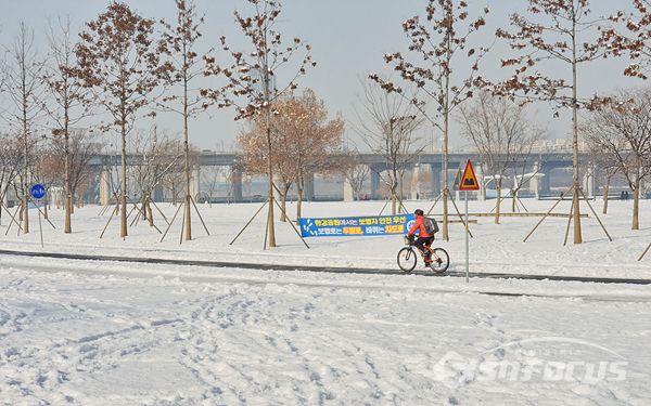 눈덮힌 설경을 보며 달리니 코로나 스트레스가 확 풀린다며 자전거로 달리는 시민.  사진/강종민 기자