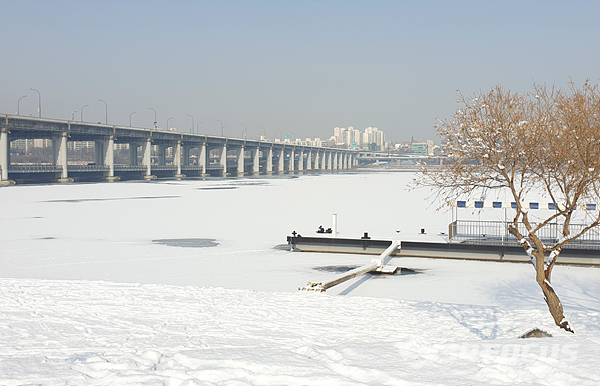 결빙 상태의 한강에 하얗게 눈이 덥힌 겨울 풍경.  사진/강종민 기자