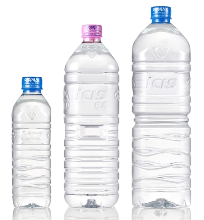 롯데칠성음료가 작년 출시한 무라벨 페트병 생수 아이시스ECO가 1년간 1010만개가 팔렸다. ⓒ롯데칠성음료