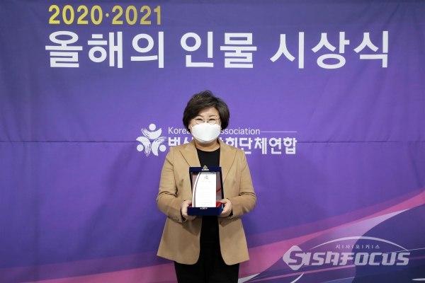 이혜훈 전 의원이 이갑산 대표와 기념촬영을 하고 있다.