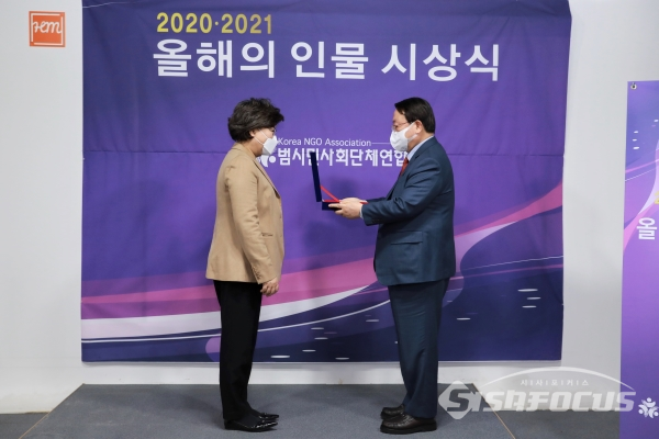 이혜훈 전 의원이 좋은 정치인상을 수상하고 있다.
