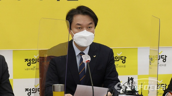 정의당 김종철 대표가 18일 오전 국회(본단 223호)에서 대표단회의서 발언하고 있다. 사진 / 이강산 기자