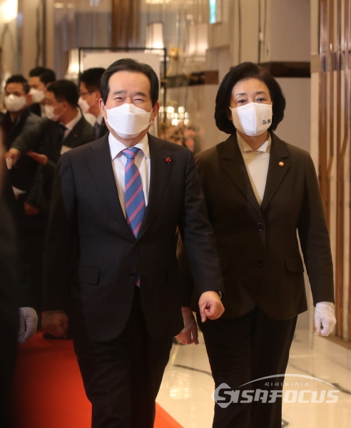 정세균 총리와 박영선 장관이 중소기업인 신년인사회에 참석하고 있다.