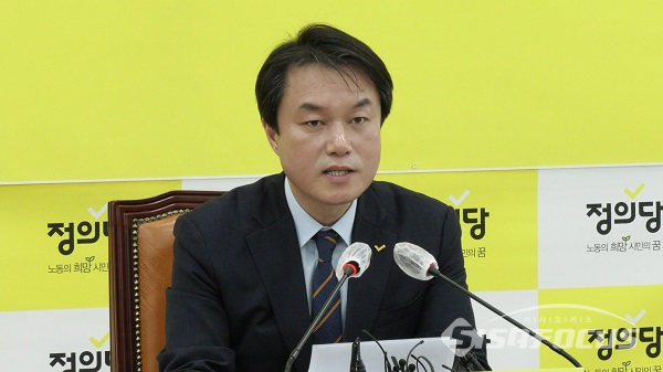 정의당 김종철 대표가 20일 오전 여의도 국회에서 신년기자회견을 하고 있다. 사진 / 이강산 기자