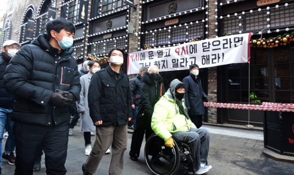 안철수 국민의당 대표가 20일 서울 용산구 이태원 일대를 찾아 지역 상인들과 상권을 둘러보고 있다.(사진/뉴시스)
