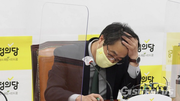 정의당 김윤기 당 대표 직무대행이 27일 오전 국회에서 열린 비상대책회의서 고심에 빠져있는 모습. 사진 / 이강산 기자