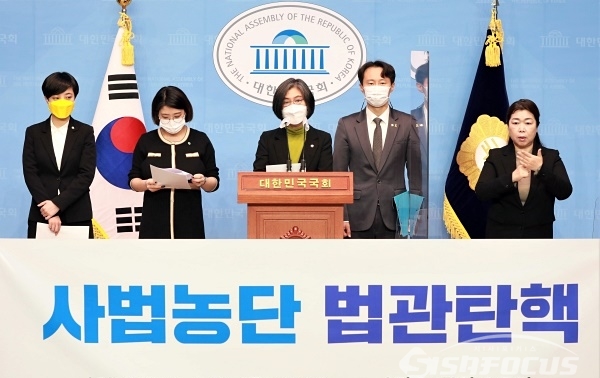 류호정·용혜인·강민정·이탄희 의원이 법관탄핵 기자회견을 하고 있다. [사진 / 오훈 기자]