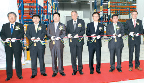 지난 2010년 MHE 송도공장 준공식 당시 내빈들이 테이프 커팅을 하고 있다. ⓒMHE