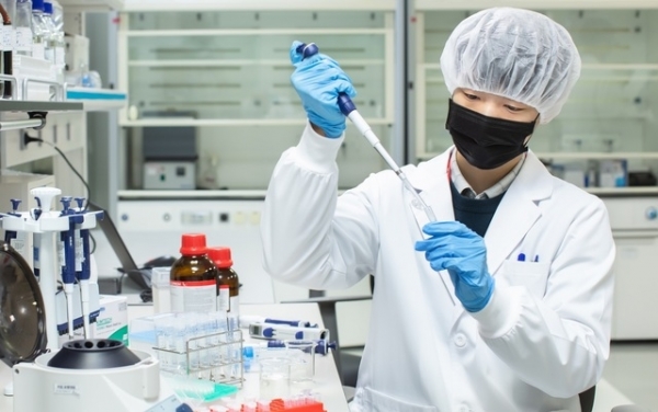 SK바이오사이언스 연구원이 백신 개발을 위한 R&D를 진행하고 있다. ⓒSK바이오사이언스