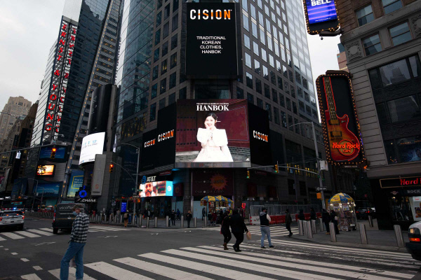 뉴욕 타임스퀘어 광고판에 소개된 전효성의 한복입은 모습 / ⓒJHS엔터테인먼트