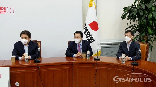 오세훈 서울시장 후보 단일화 실무협상단이 15일 국회에서 열린 실무협상 4차 회의에 참석해 있다. 사진 / 권민구 기자