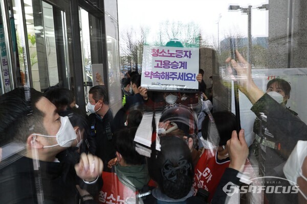 LG 트윈타워 분회 조합원들이 본관 진입을 시도하고 있다. [사진 / 오훈 기자]