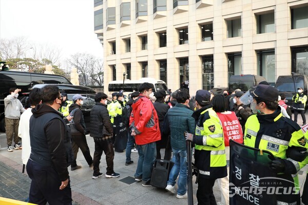 LG 트윈타워 분회 조합원들이 본관 진입을 시도하고 있다. [사진 / 오훈 기자]