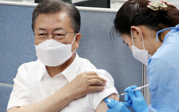 문재인 대통령이 23일 오전 서울 종로구보건소에서 아스트라제네카(AZ)사의 코로나19 백신을 맞고 있다. ⓒ뉴시스