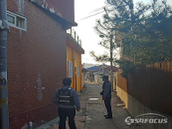청소년 상습 흡연지역을  순찰하는 법원파출소 경찰관들  ©파주서